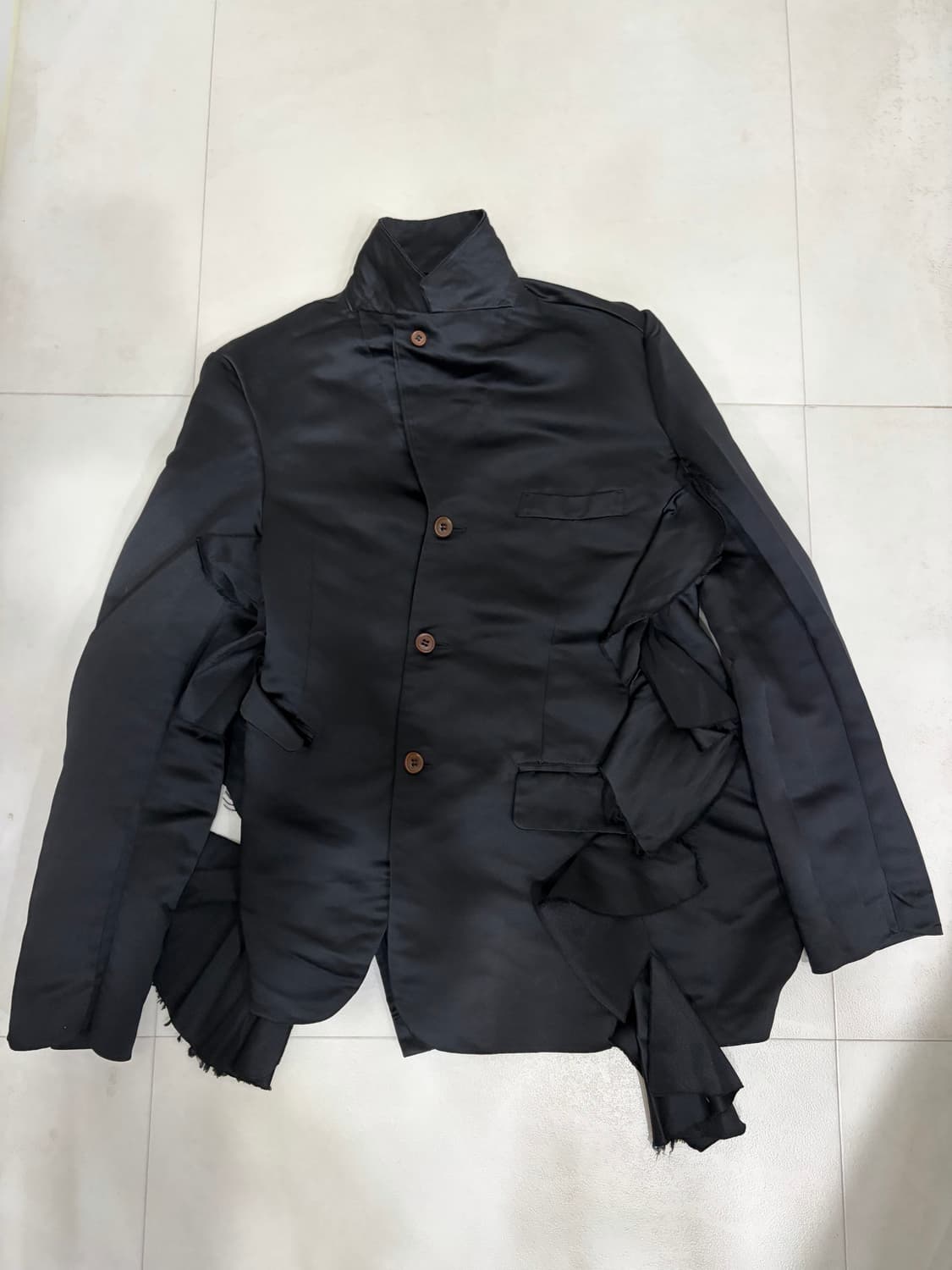 꼼데가르송 블랙 러플 사선 블레이저  24aw  상품이미지1