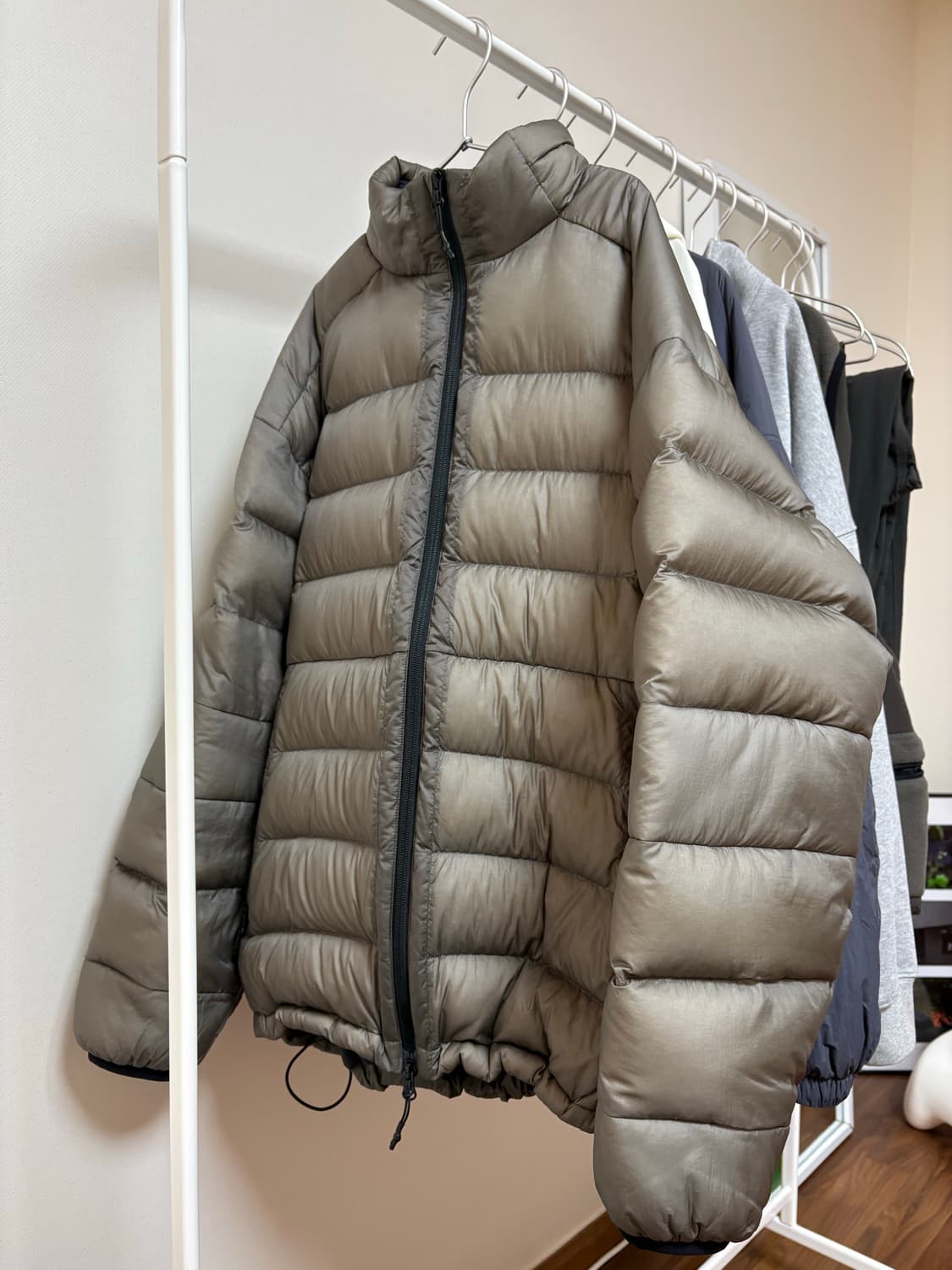 모이프 AW25 헬리움 다운 자켓 / SHEER OLIVE / 1 상품이미지4