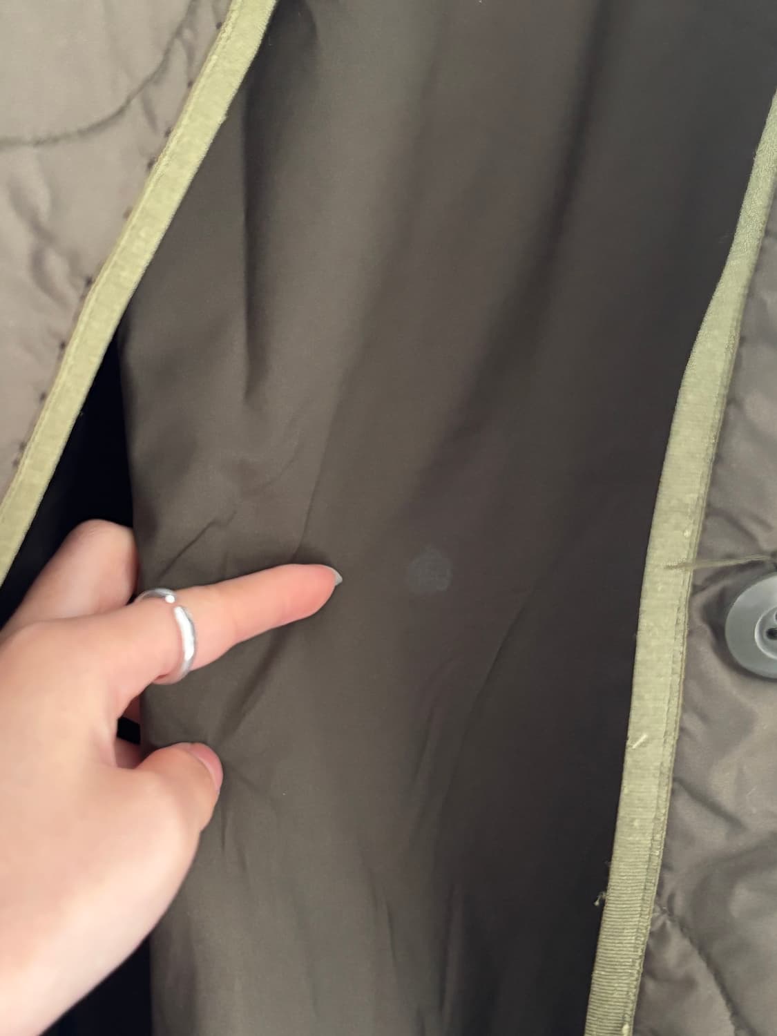 Pilgrim 필그림 카키 퀄팅 논카라 자켓  상품이미지6