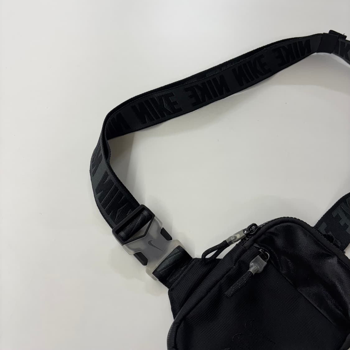 나이키 스포츠웨어 헤리티지 스몰 아이템 백 (Black) 상품이미지3