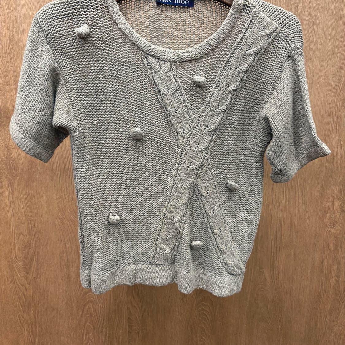 미스 끌로에 라운드넥 반팔 니트 프론트 꽈배기 짜임 디테일 웜 그레이 상품이미지5