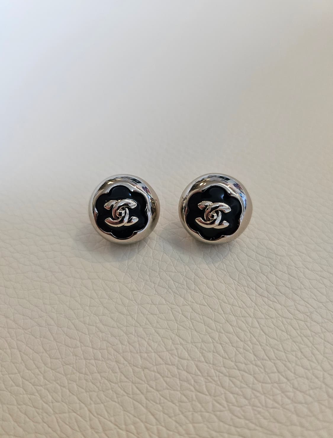 샤넬 블랙 투톤 까멜리아 CC 턴락 볼 귀걸이 업사이클링 상품이미지4