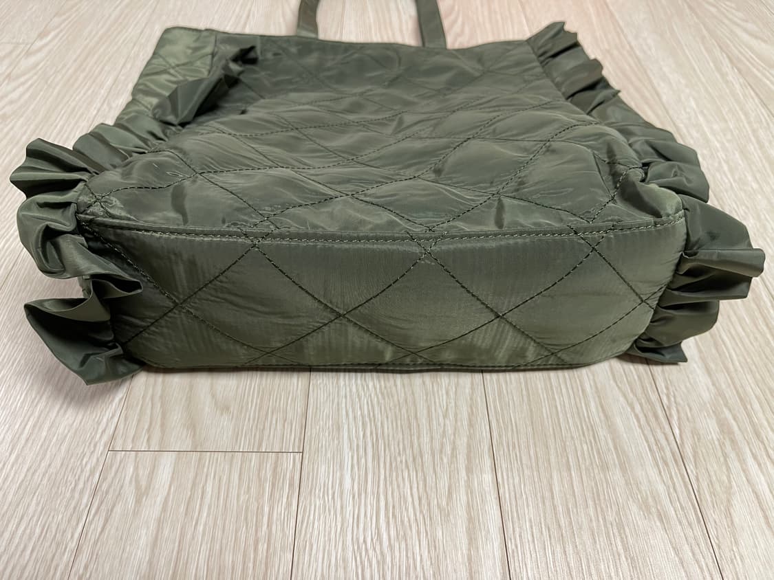 프릭스스토어 x 아웃도어 프로덕트 퀄팅 프릴 토트백 상품이미지3