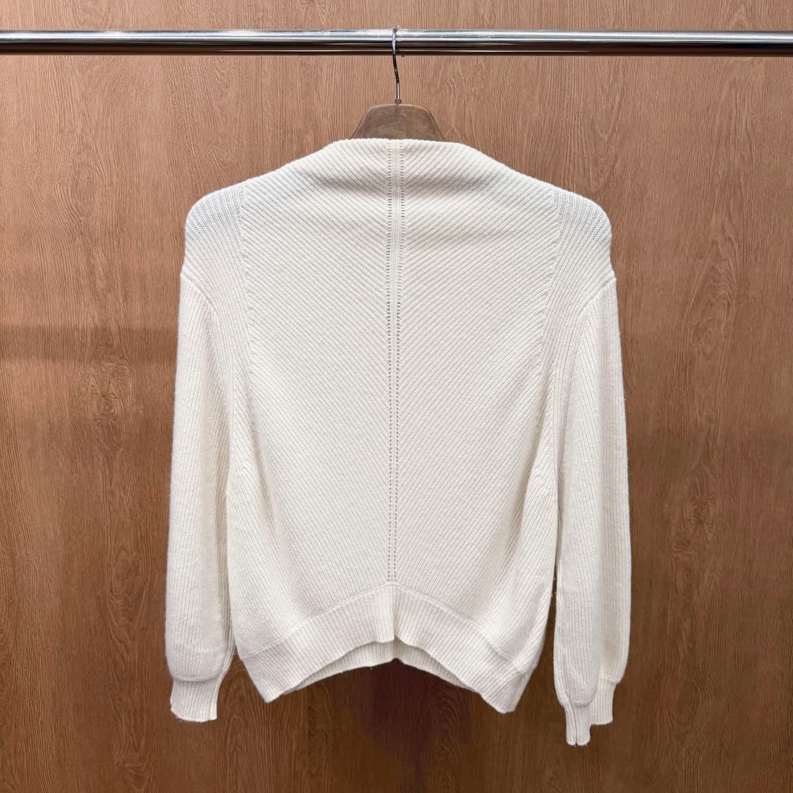 랑방 온 블루 하프넥 긴팔 울 니트 세로 립 블루 리본 디테일 아이보리 상품이미지3