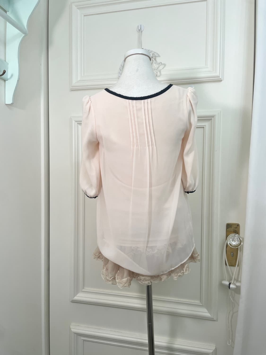 sheer pink black line ruffle blouse 상품이미지3