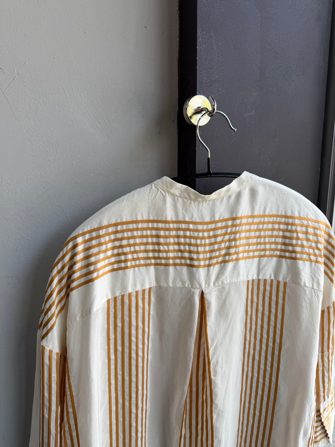 S/ 로로피아나 실크 백패널 스트라이프 블라우스 상품이미지8