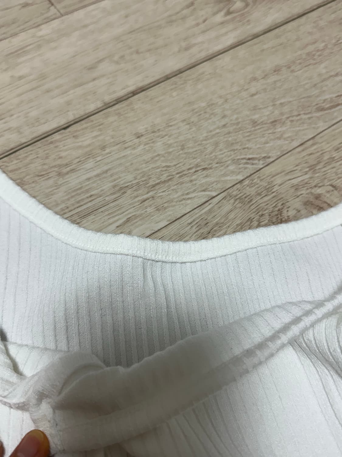 쓰리타임즈 원숄더 버튼티 화이트 상품이미지3