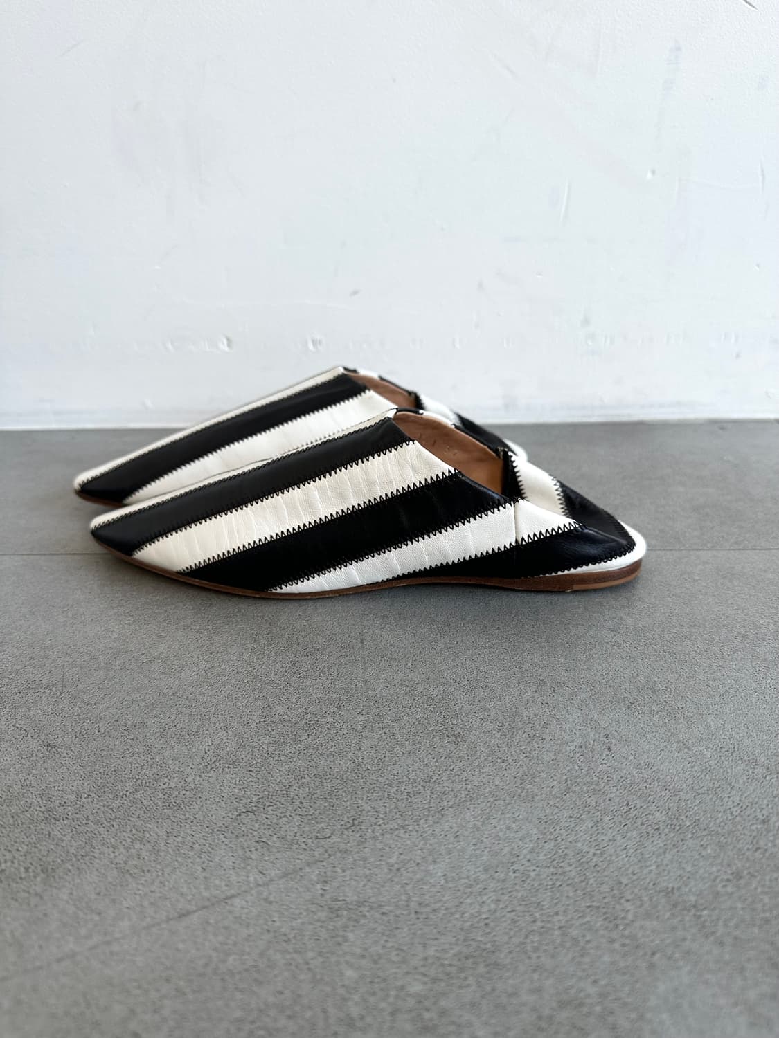 아크네 스튜디오 스트라이프 레더 플랫 뮬 상품이미지3