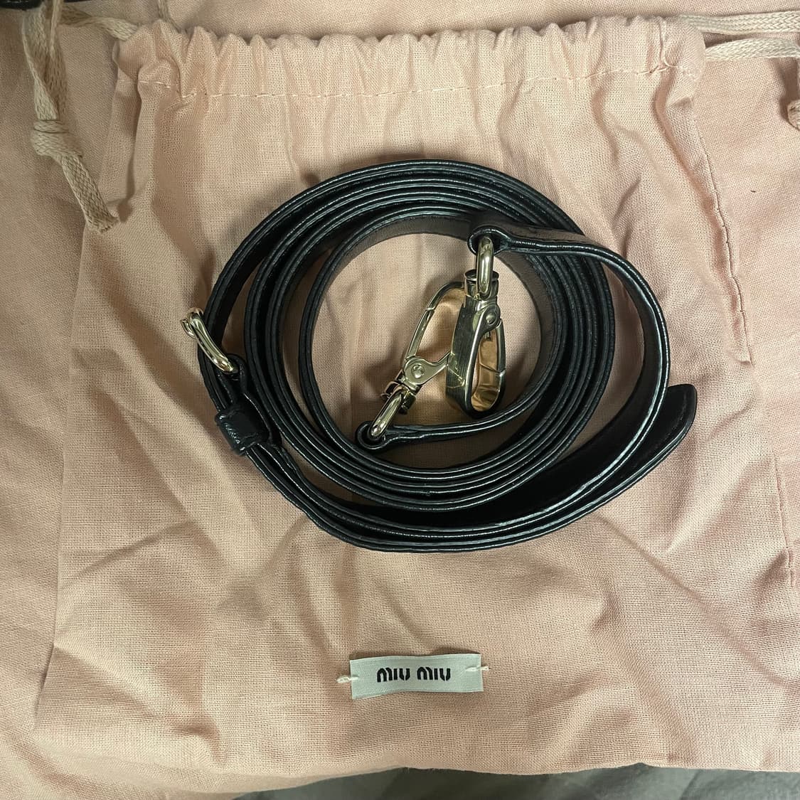 미우미우 컨피덴셜 마테라쎄 패딩 스트랩 상품이미지10