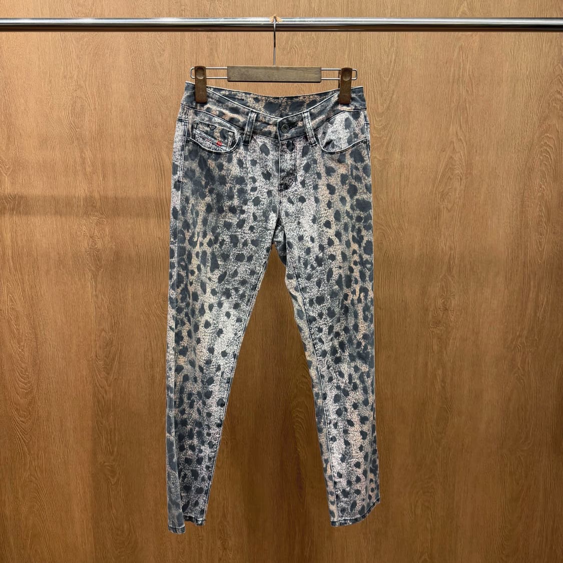 디젤 슬림 데님 팬츠 레오파드 패턴 레더 패치 워싱 디테일 핑크 그레이 상품이미지2
