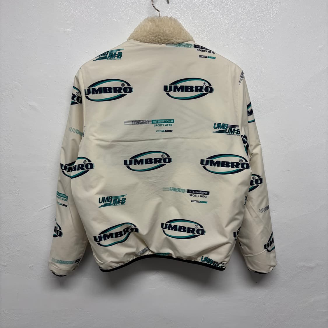 엄브로 빅로고 리버서블 플리스 상품이미지5