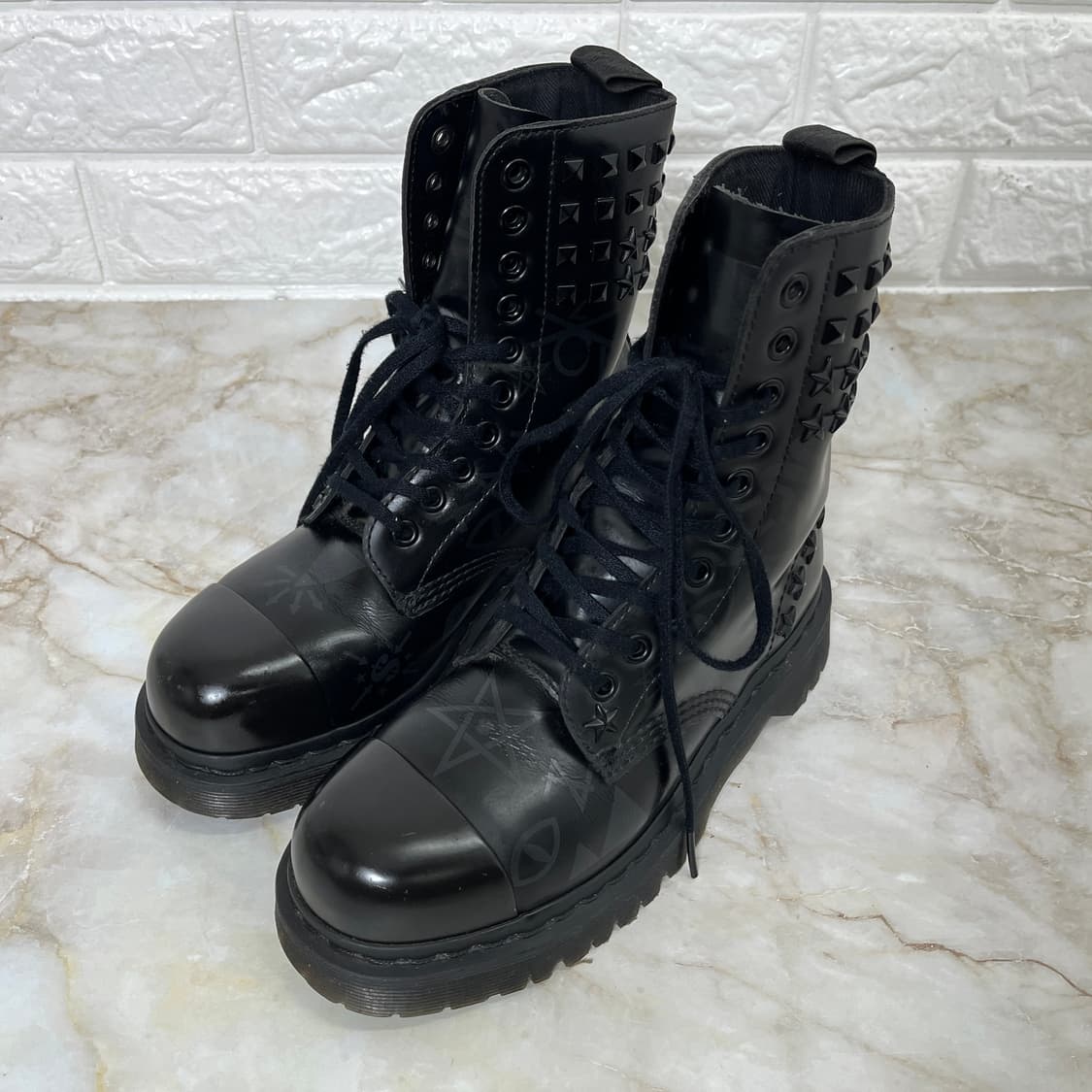 닥터마틴 1490 스터드 토널 스틸토 230 상품이미지1