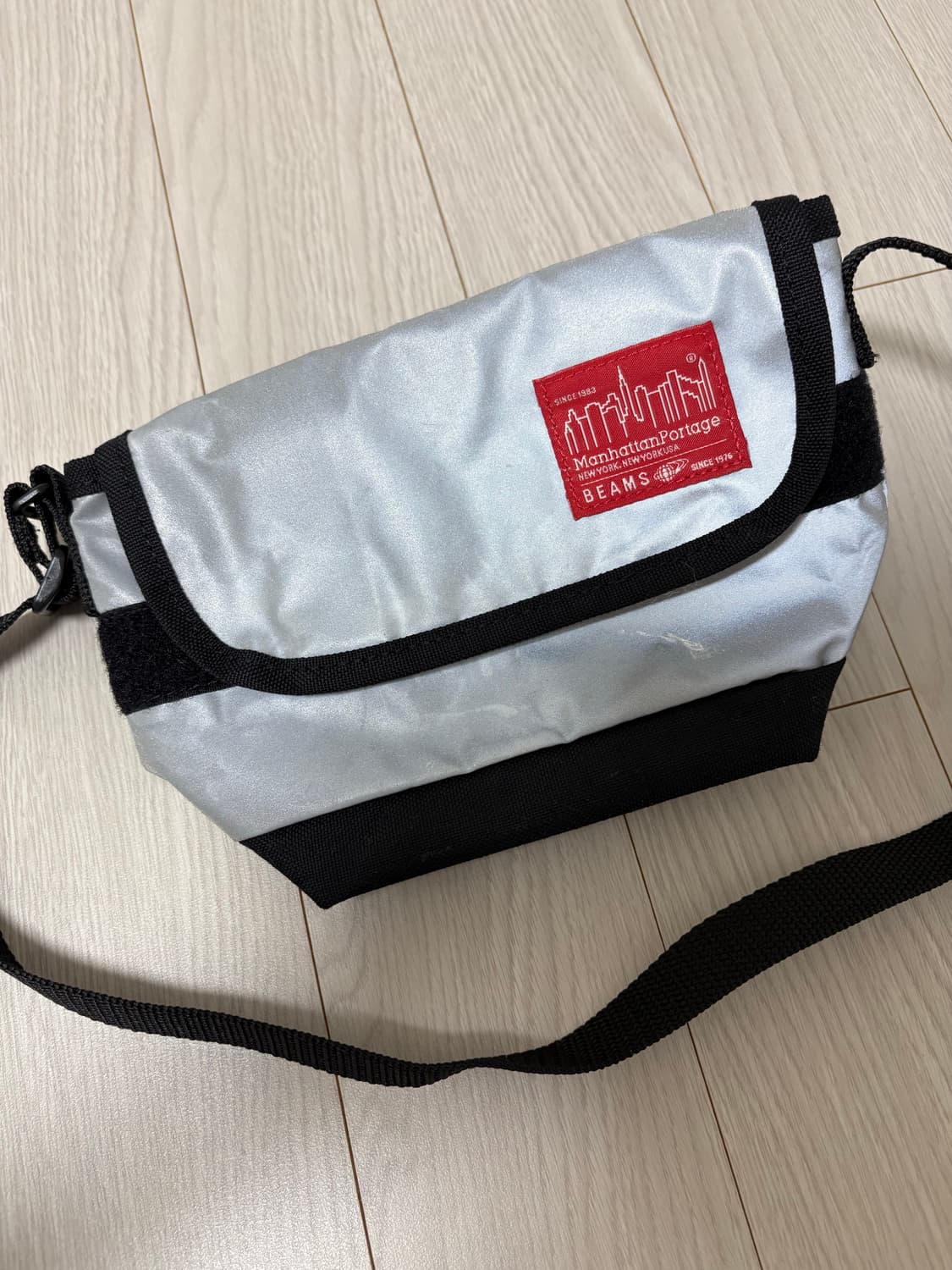 맨하탄포티지 x 빔즈 크로스백 실버 크로스백 상품이미지1