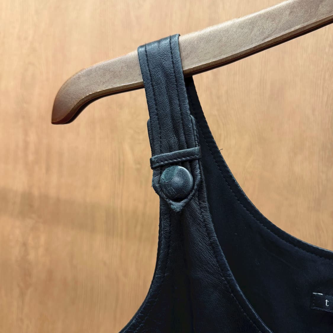 띠어리 슬리브리스 레더 미니 원피스 숄더 버튼 스트랩 디테일 블랙 상품이미지8