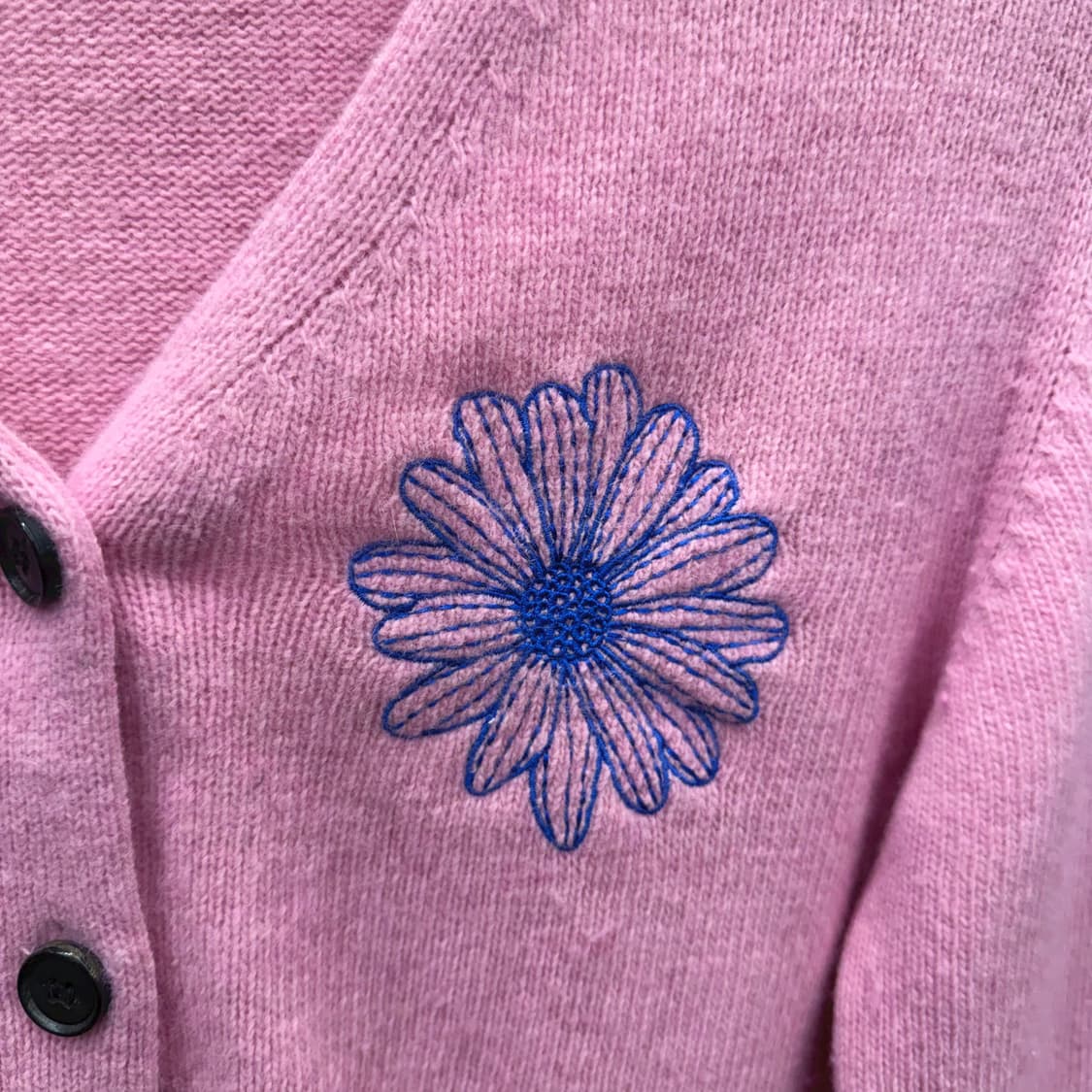 마르디 메르크디 긴팔 브이넥 가디건 밑단 시보리 로고 자수 디테일 핑크 상품이미지6