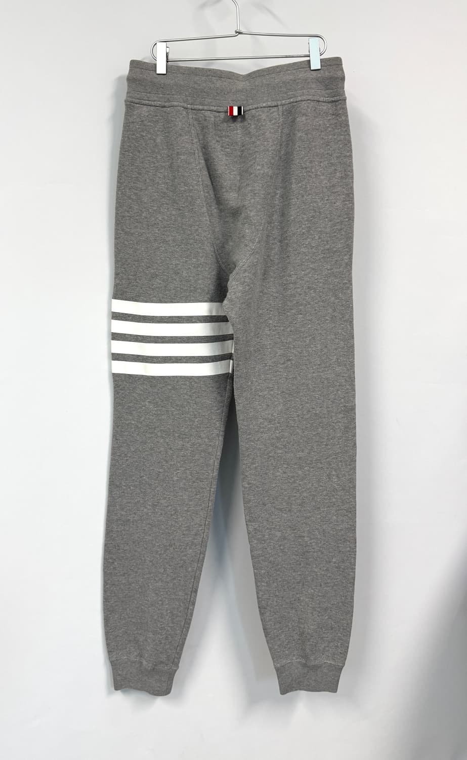 THOM BROWNE 톰브라운 그레이 컬러 사선 완장 트레이닝 조거팬츠  상품이미지2