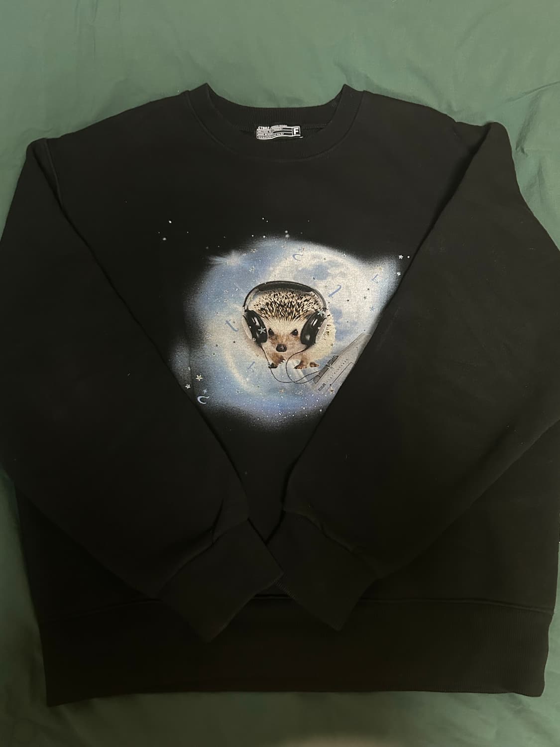 우주를 떠도는 고독한 고슴도치 맨투맨 상품이미지1