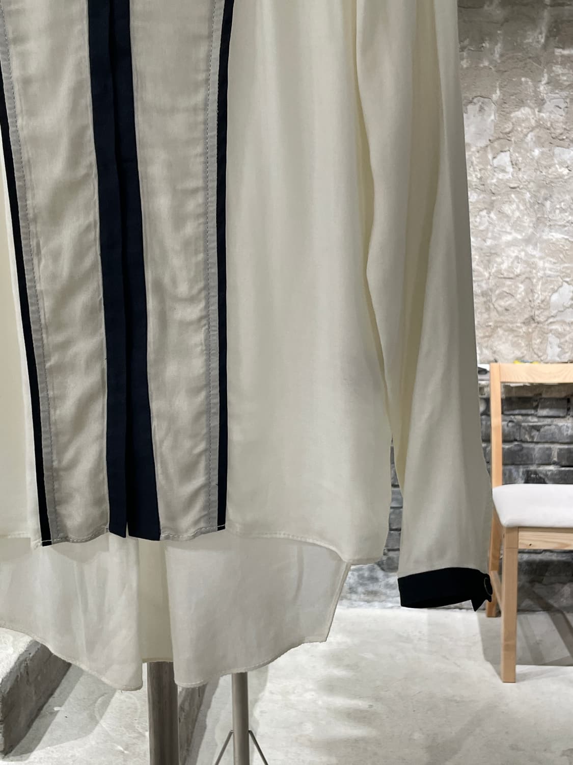 헬무트랭 아이보리 히든 버튼 배색 비스코스 블라우스 상품이미지5