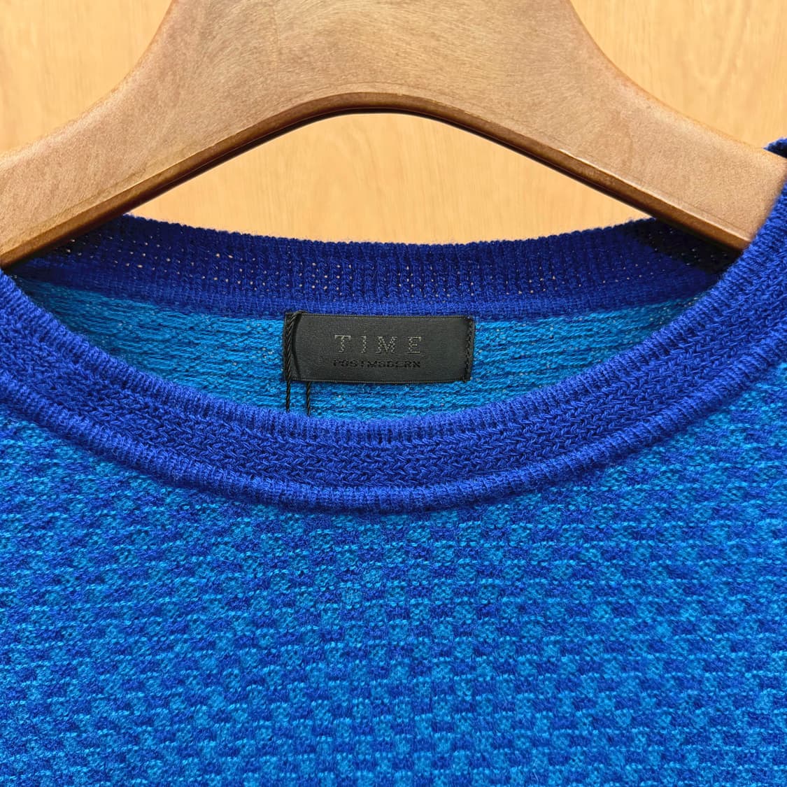 타임 라운드넥 니트 투톤 배색 와플 조직 텍스쳐 디테일 레귤러핏 블루 상품이미지6