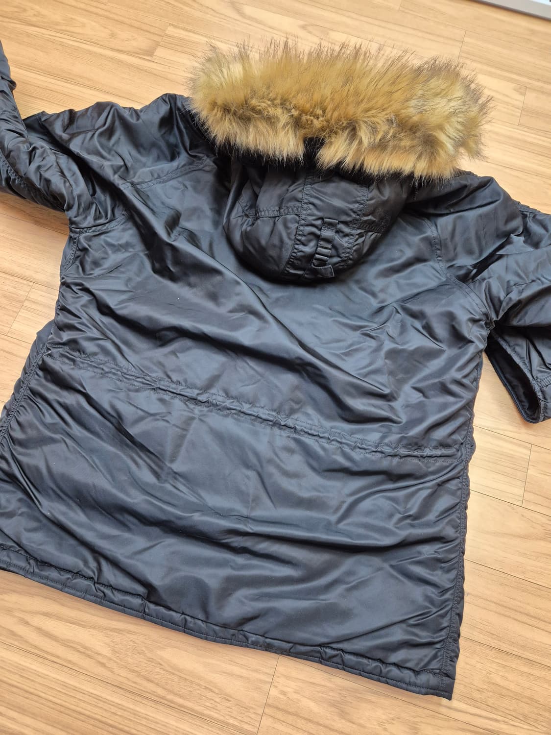 알파인더스트리 블랙 색상 패딩 XL 사이즈입니다. 후드에 털이 달려있어  상품이미지2