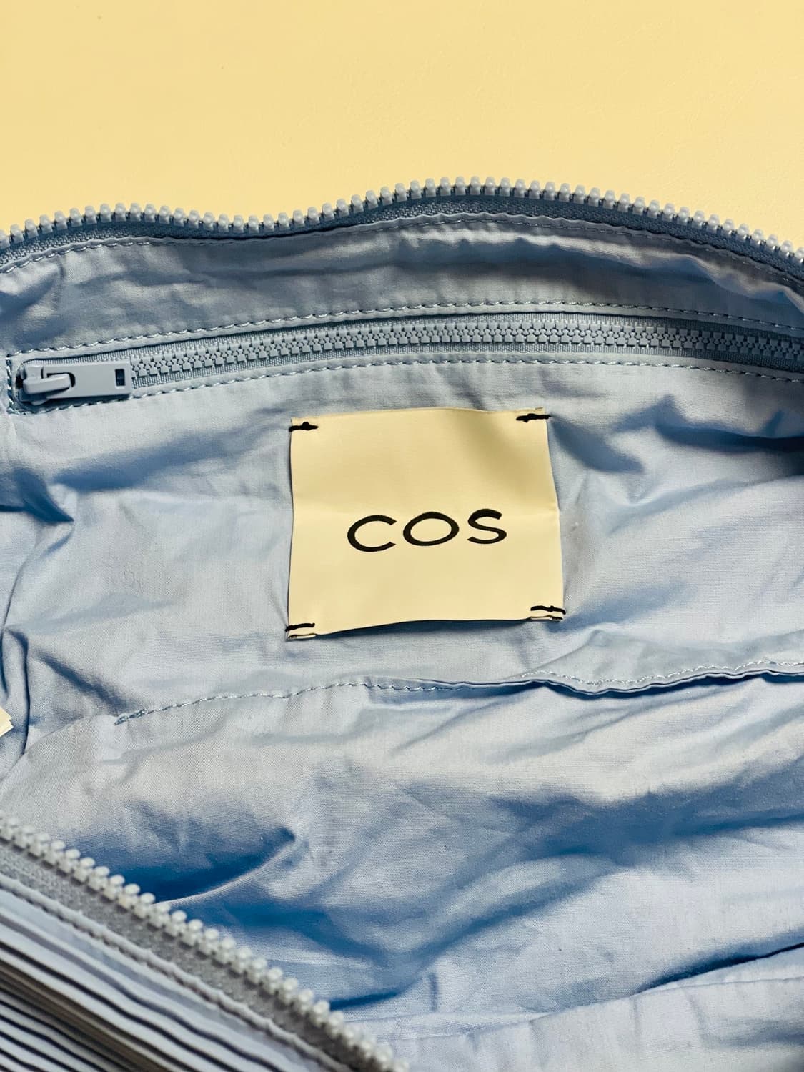 새상품) COS 코스 플리츠 힙색 바디 크로스백 라이트블루. 정가 13만 상품이미지6
