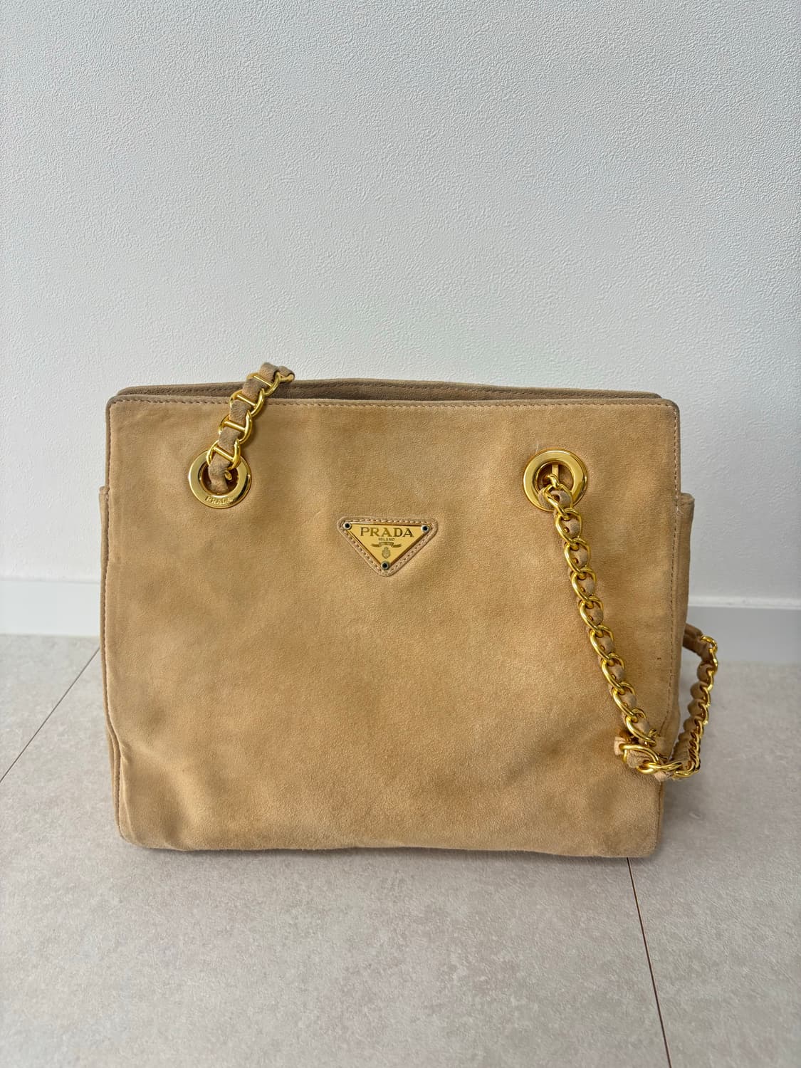 프라다 스웨이드 금장 체인 숄더백 베이지 상품이미지1