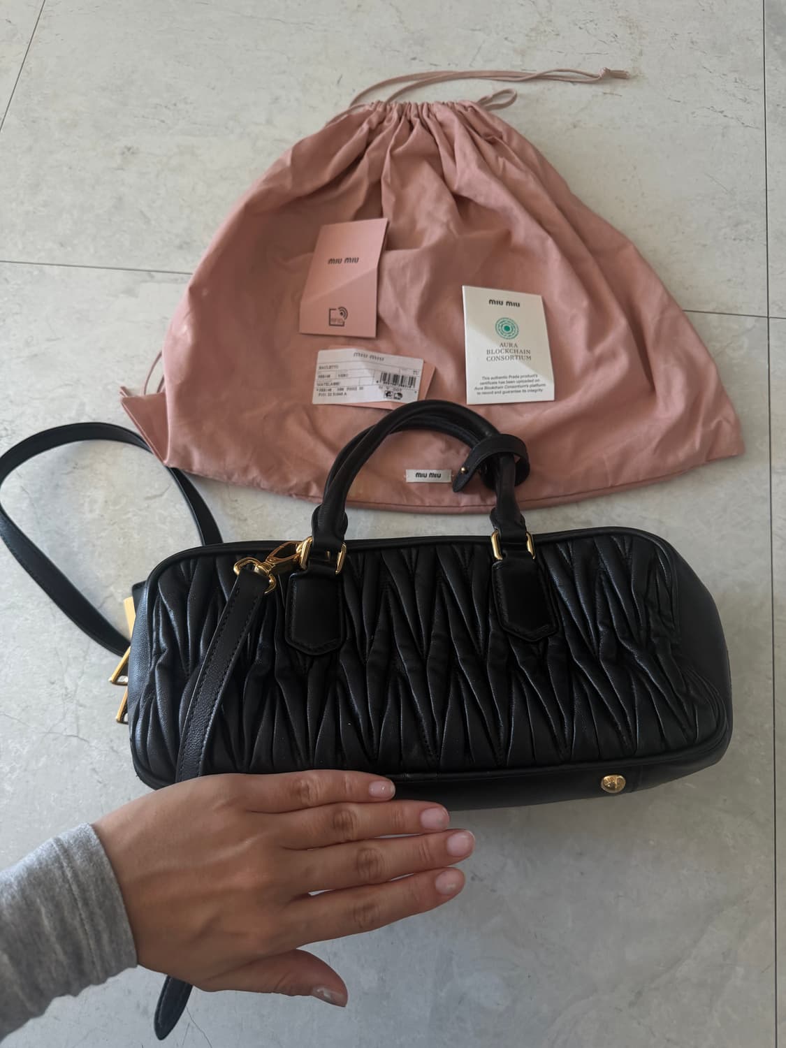 미우미우 마틀라쎄 토트백 블랙  상품이미지3
