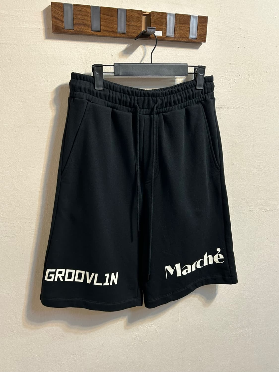 럭키마르쉐 x GROOVL1N 그래픽 프린트 블랙 쇼츠 상품이미지4