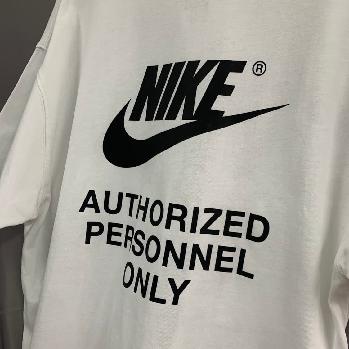 XL 나이키 NSW 오서라이즈드 루즈핏 프린팅 반팔티 상품이미지5