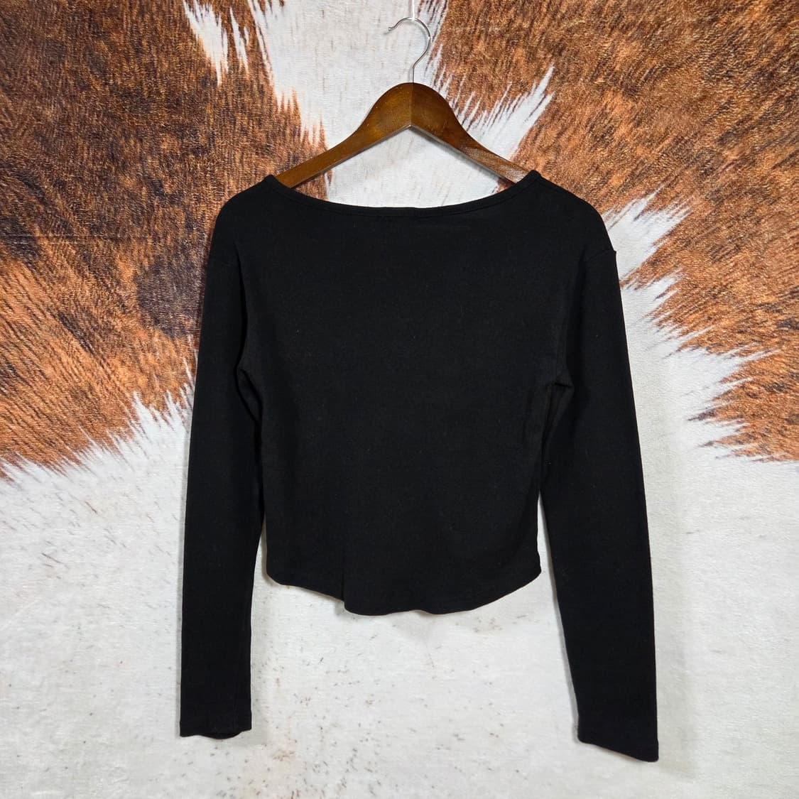 블랙 버튼 유넥 반크롭 슬림핏 롱슬리브 상품이미지4