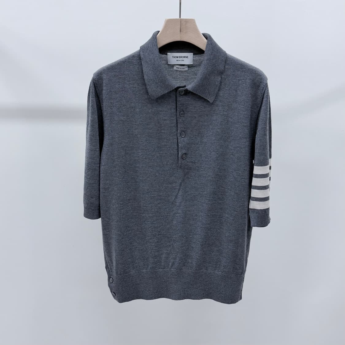 [S+급/3] 톰브라운 사선완장 메리노 울 반팔 카라티 그레이 상품이미지1