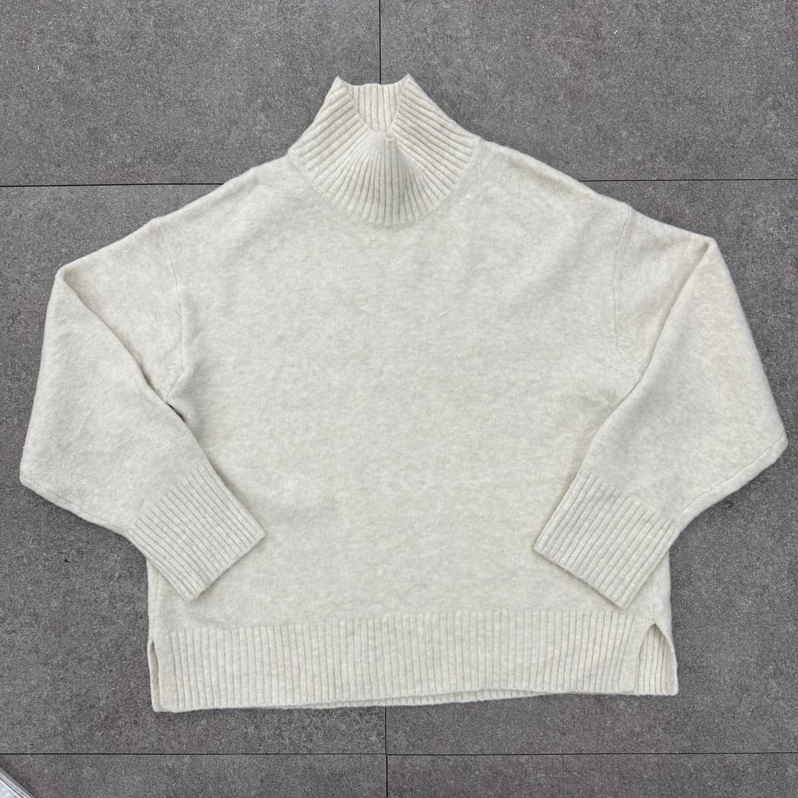 유니클로 아이보리 목폴라 니트티셔츠 상품이미지5