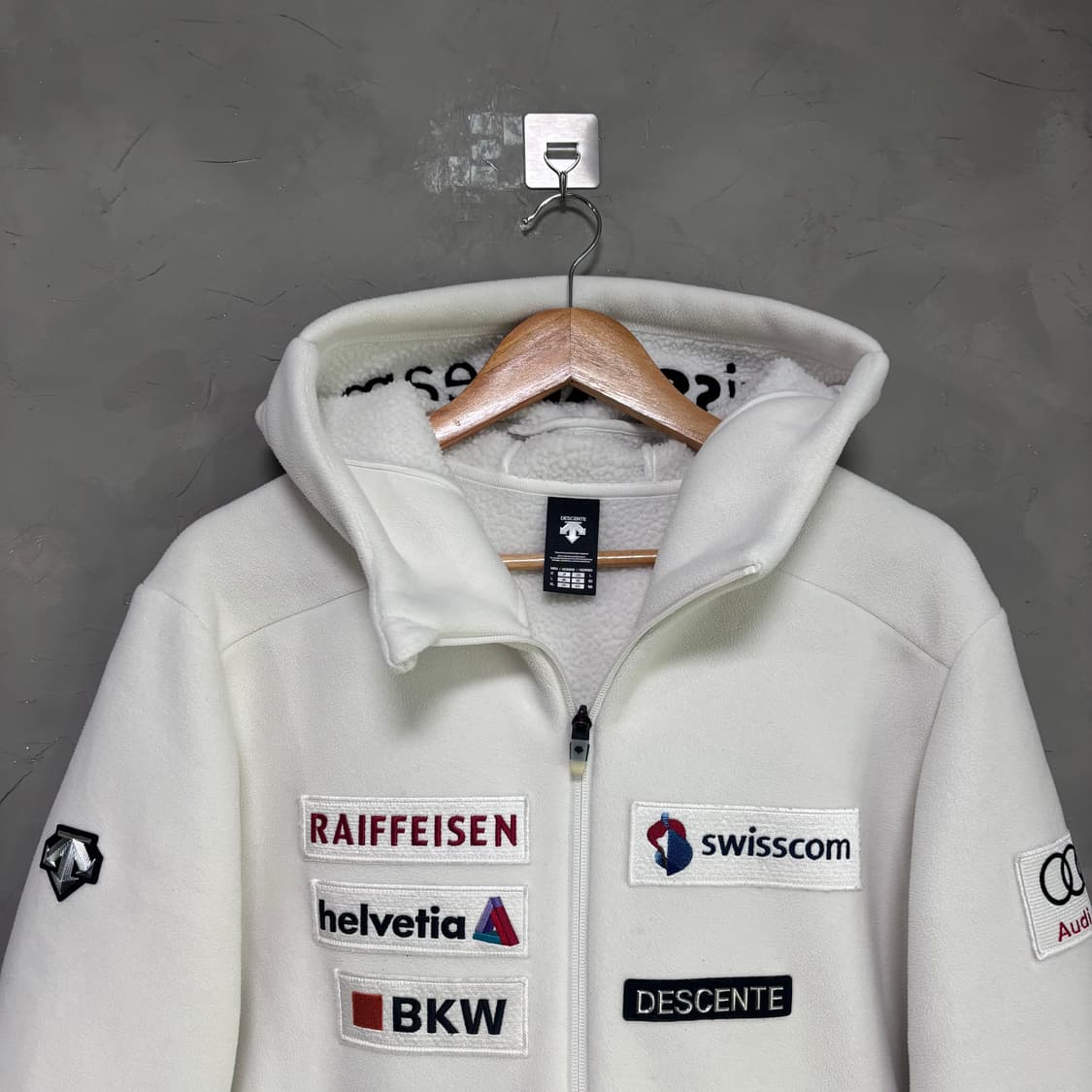 데상트 아우디 스위스 스키팀 플리스 화이트 상품이미지2