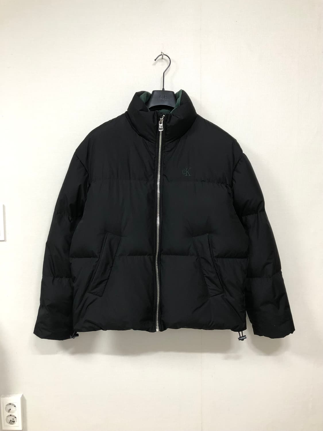 캘빈클라인 오버핏 덕다운 푸퍼 숏패딩 _ 남녀공용 _ 블랙/그린 상품이미지1