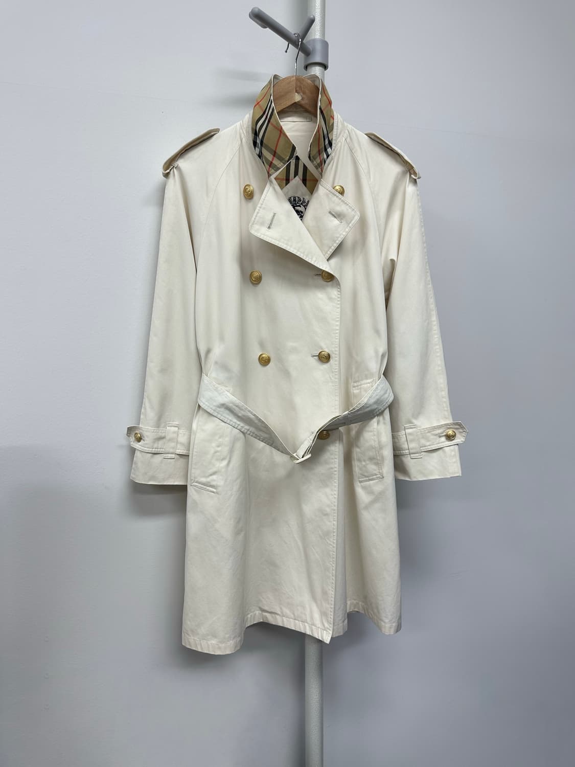 버버리 금장 로고 버튼 트렌치코트 상품이미지2