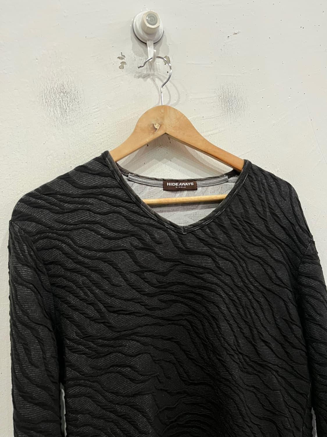 HIDEAWAYS 입체패턴 롱슬리브 상품이미지3