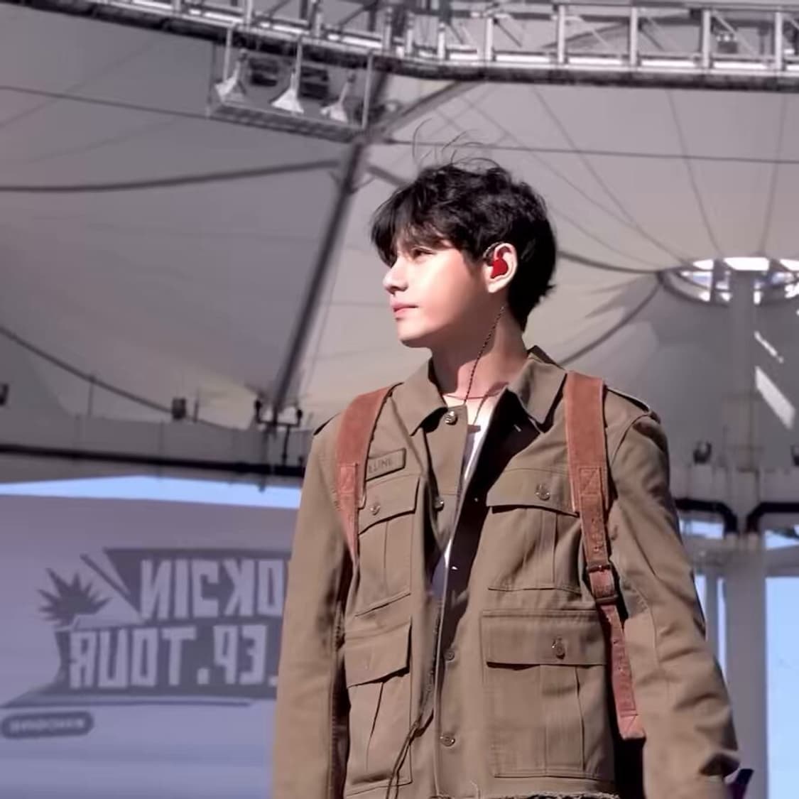 [BTS 뷔님 착용] 셀린느 25ss 사파리 카키 필드 자켓 상품이미지1