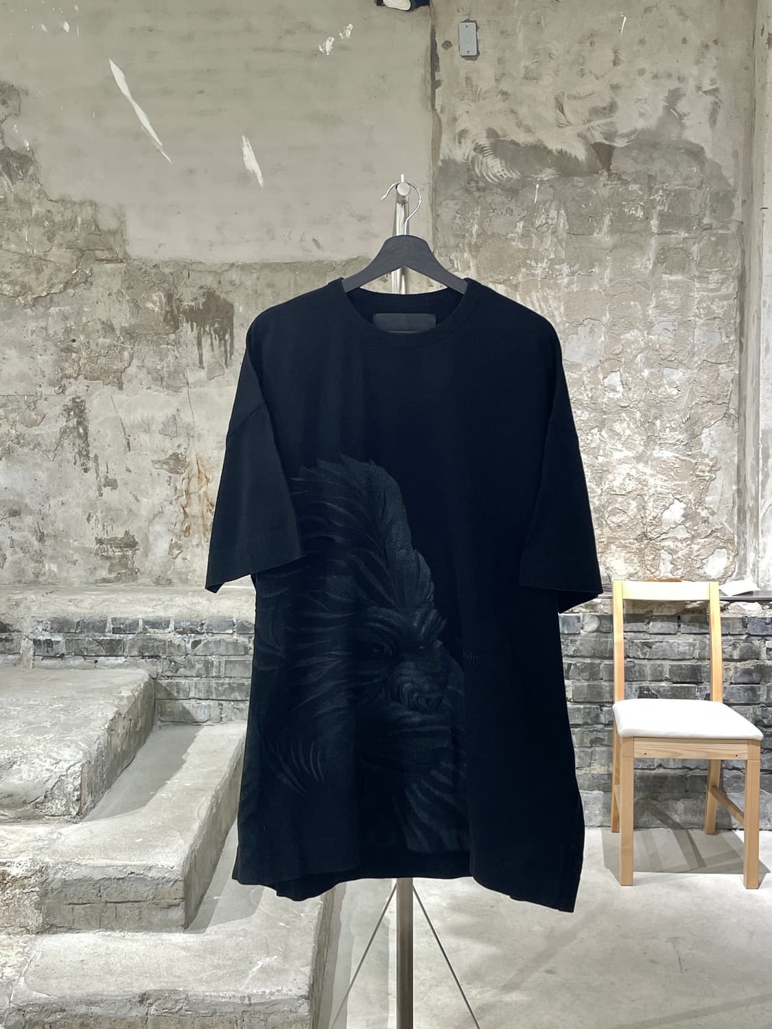 준지 x 슈크렛 막심 블랙 고릴라 오버 하프티 상품이미지1