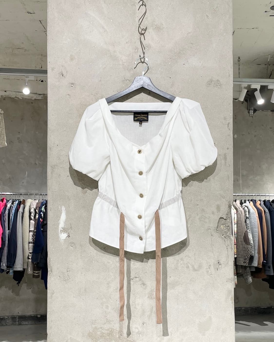 비비안 웨스트우드 앵글로마니아 화이트 퍼프 슬리브 버튼 블라우스 상품이미지1