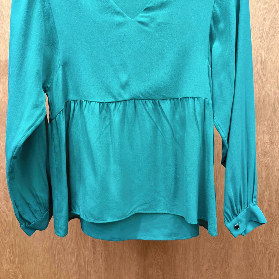 마쥬 브이넥 블라우스 셔링 소매 버튼 디테일 플레어 핏 그린 상품이미지5