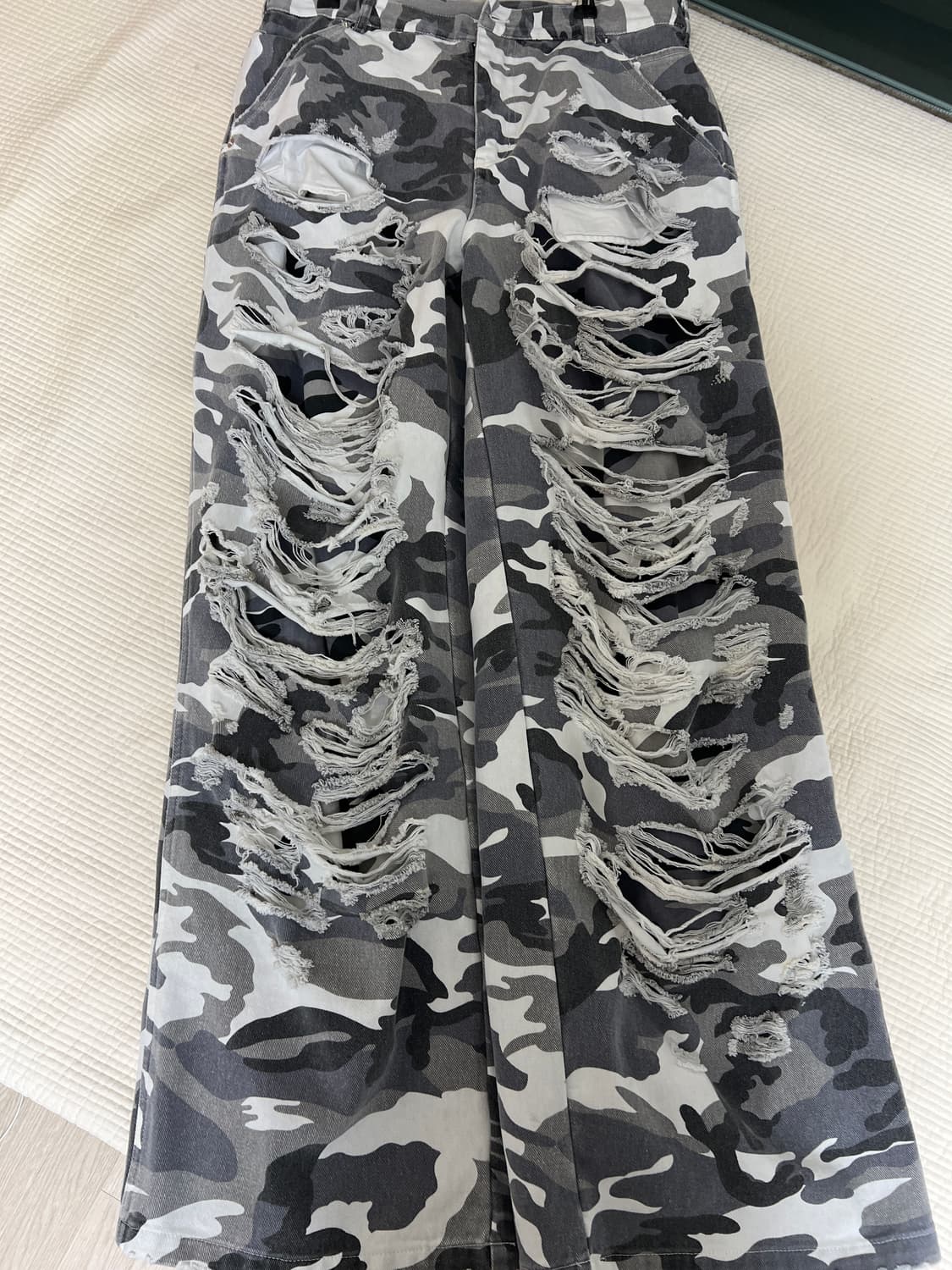 에모스탠스클럽 더블 레이어드 디스트레스드 카모 팬츠 화이트 카모 상품이미지1