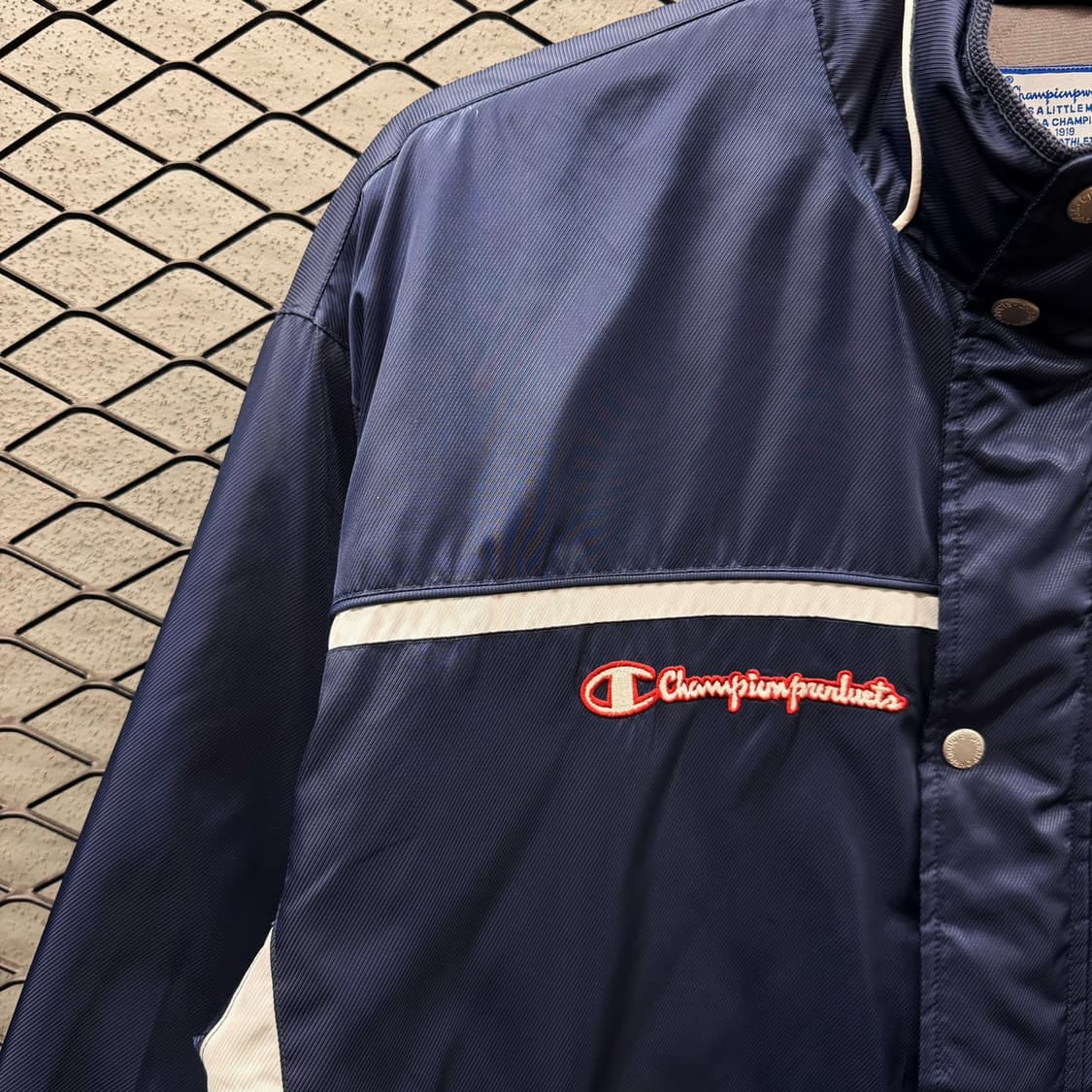 챔피온 윈드자켓 배색 파이핑 레터링 로고 퀼팅 기모안감 디테일 딥네이비 상품이미지6