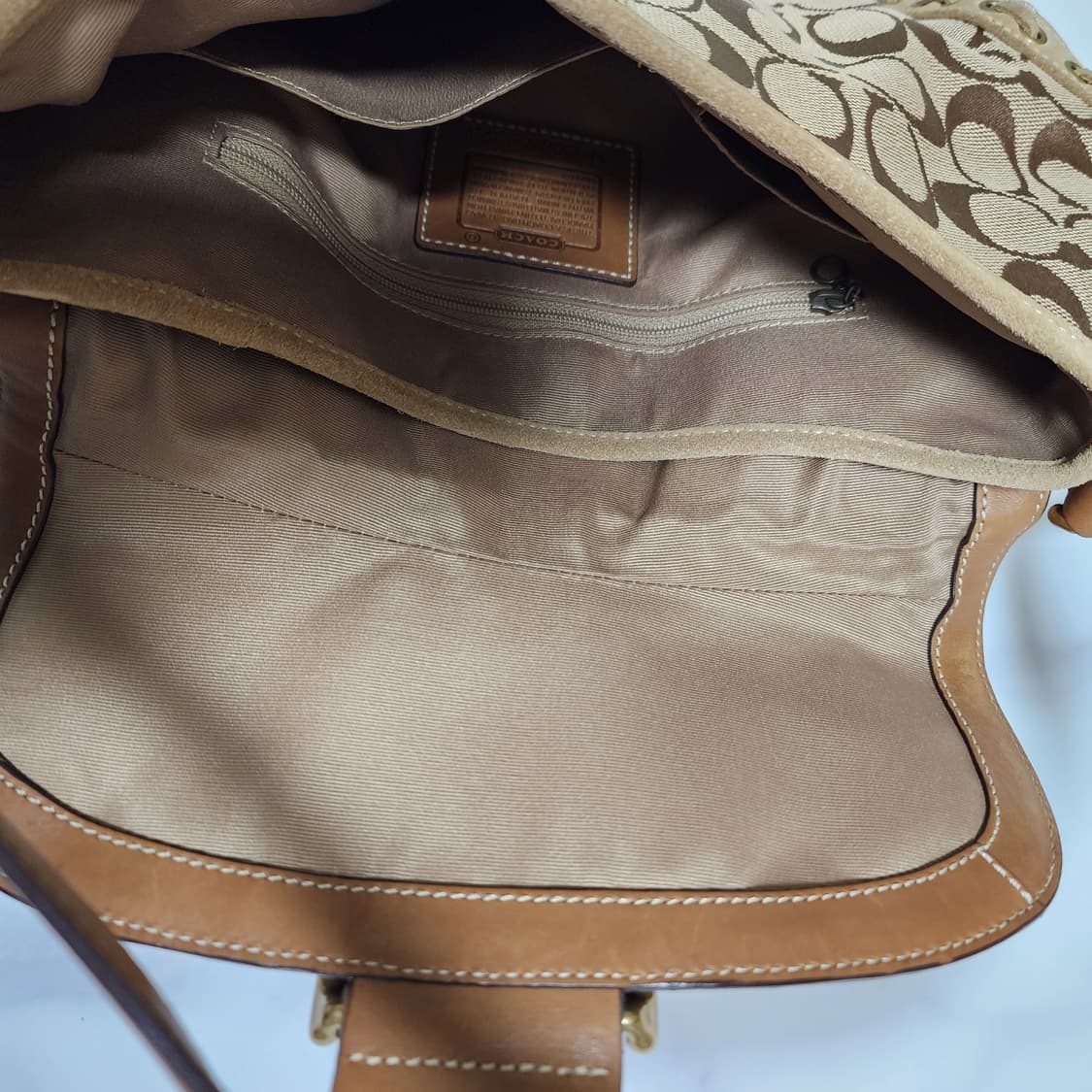 코치 스웨이드 버클 숄더백 상품이미지5