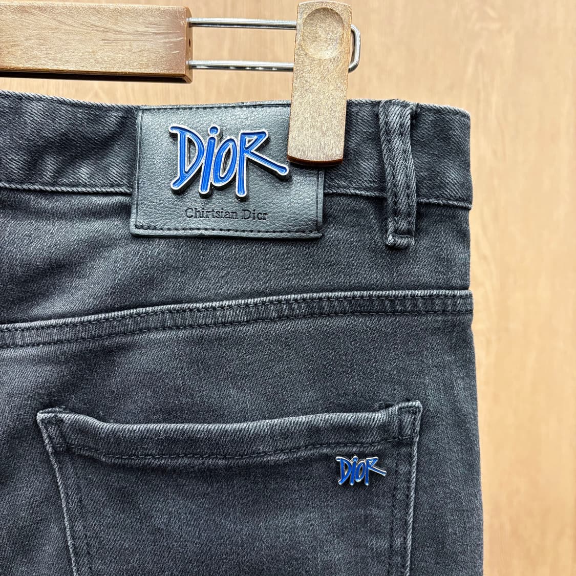 크리스찬 디올 데님 팬츠 디스트로이드 후면 로고 패치 메탈 디테일 블랙 상품이미지7