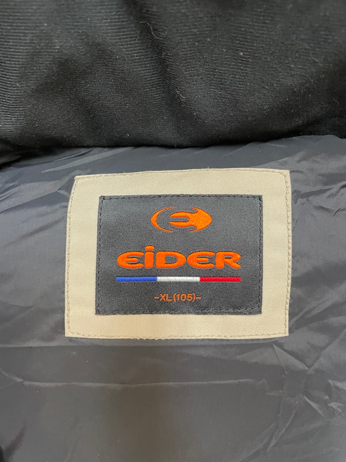 아이더 베이지색 패딩 XL 사이즈입니다. 
후드에 털이 달려있어 따뜻해보 상품이미지6