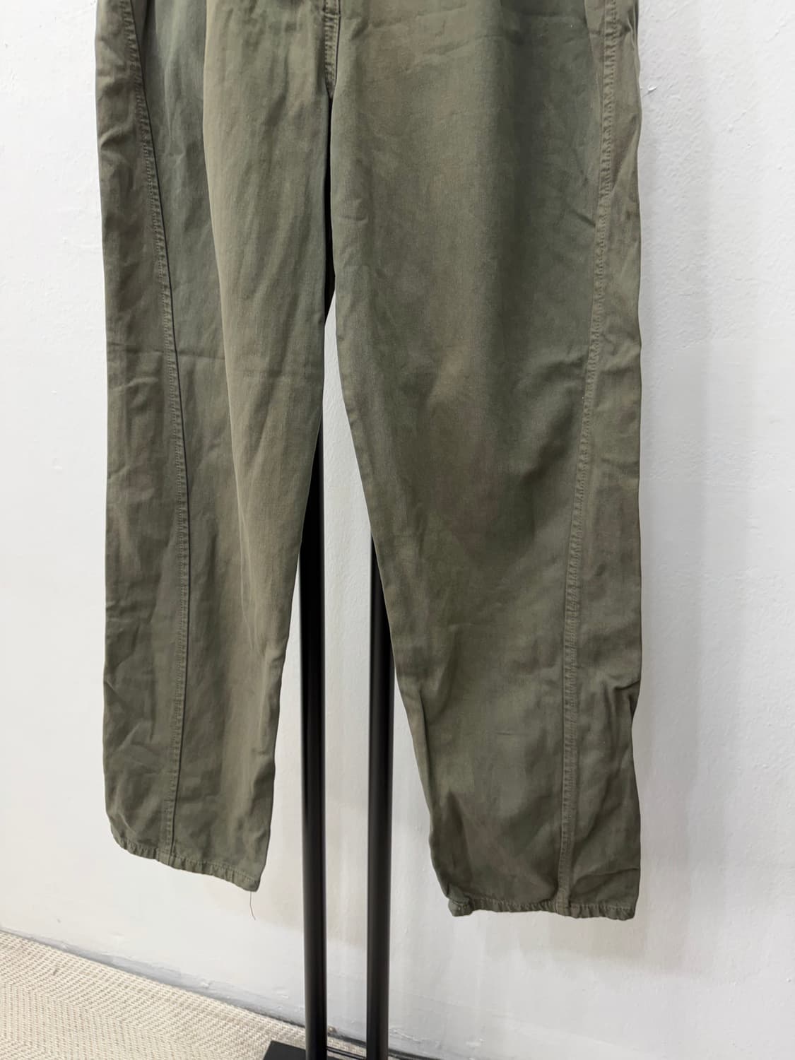 정품) 타임 한섬 22ss 카키색 면바지 팬츠 64 상품이미지3