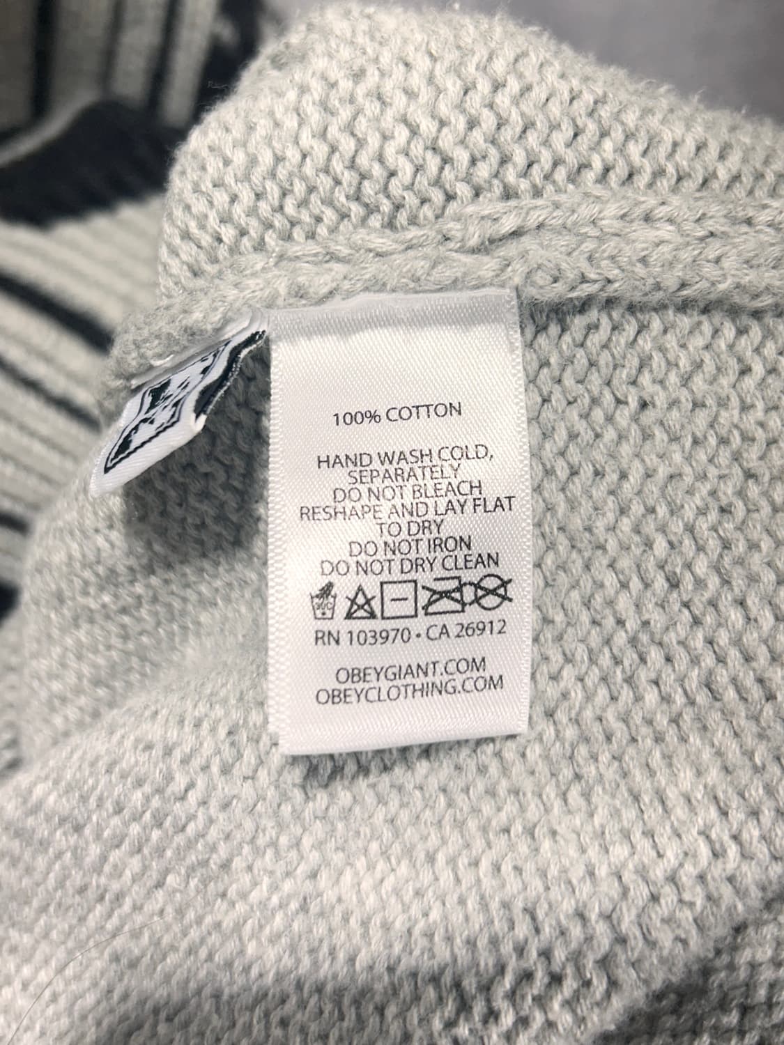 M 오베이 x 아이앱스튜디오 로고 패턴 쿨그레이 니트 상품이미지6