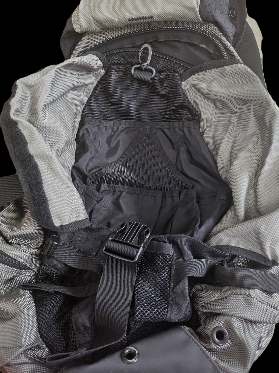 오클리 아이콘 백팩 블랙/그레이 판매합니다 상품이미지5