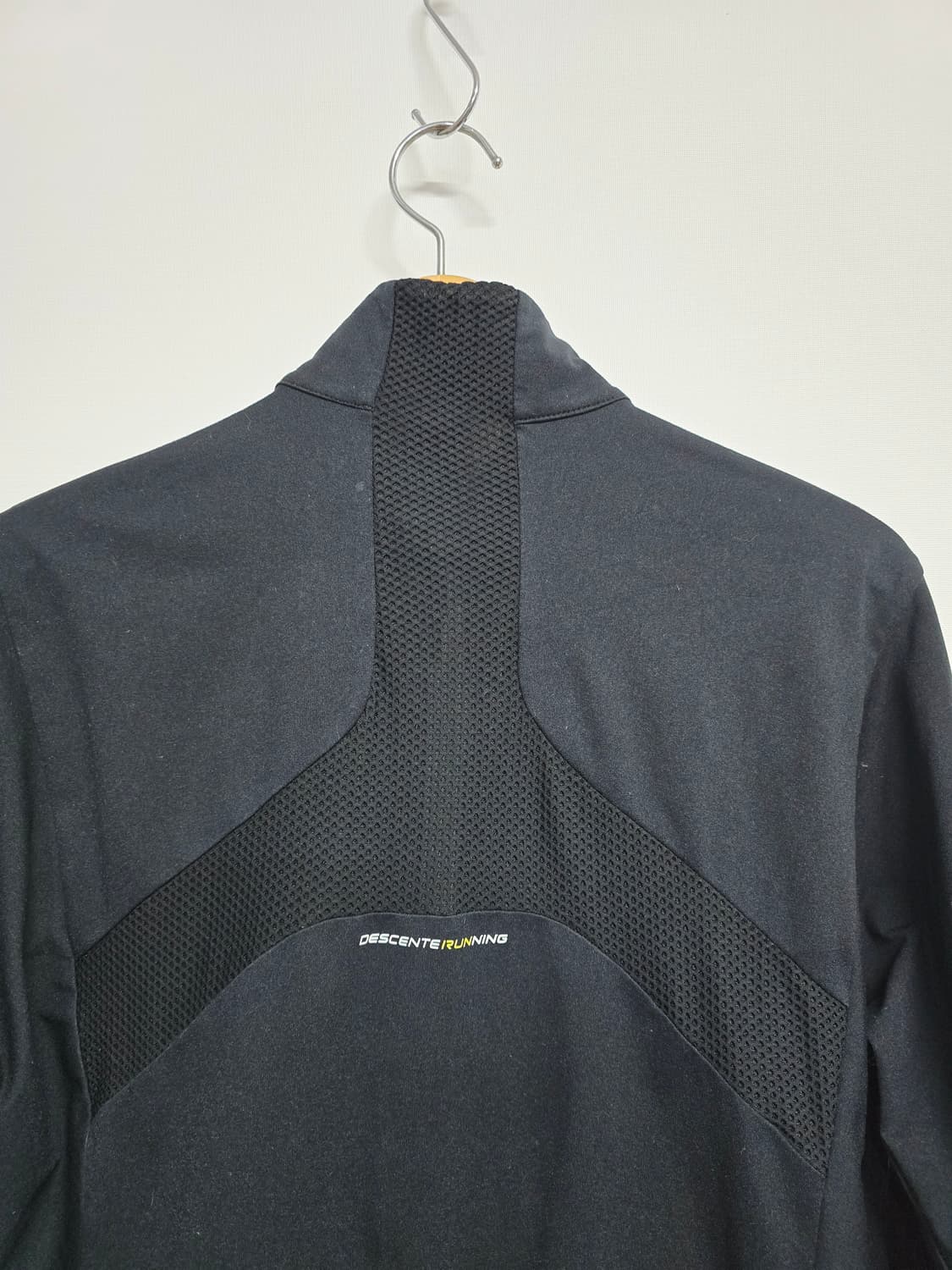 데상트 블랙 메쉬 트랙 자켓100 상품이미지6