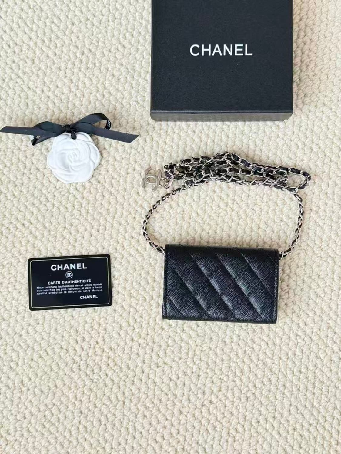 샤넬 클래식 카드 홀더 그레인드 카프스킨 & 실버 메탈 블랙 상품이미지2